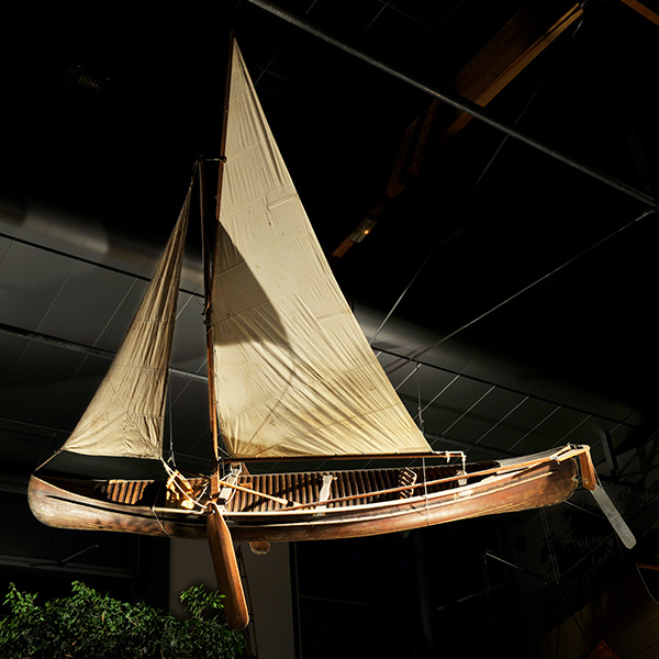 Un canoë à voile de la collection du Parc des eaux vives de Huningue